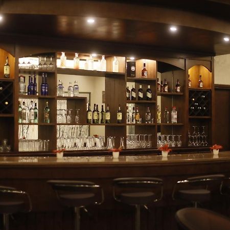 The Signature Hotel Аман Екстериор снимка