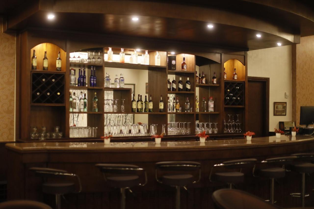 The Signature Hotel Аман Екстериор снимка