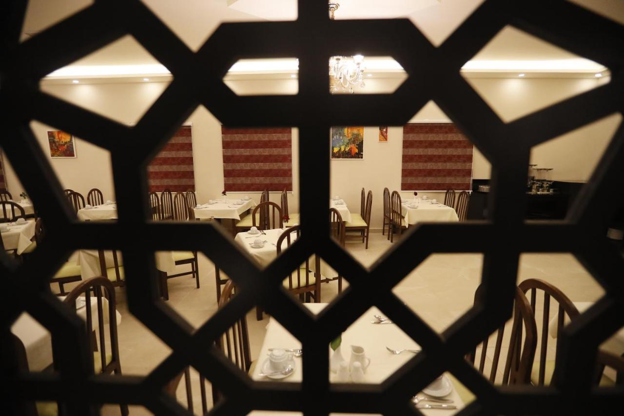 The Signature Hotel Аман Екстериор снимка