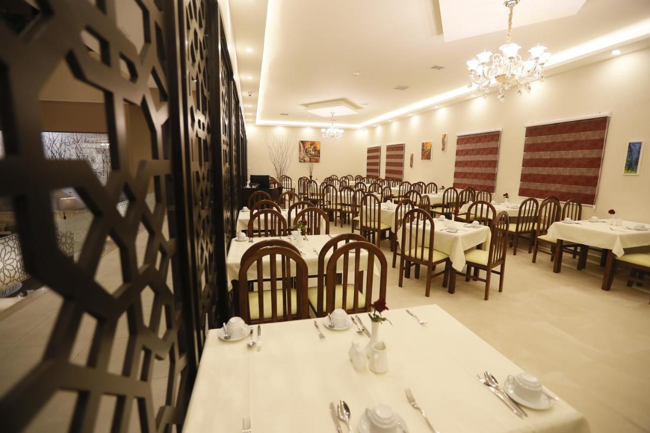 The Signature Hotel Аман Екстериор снимка