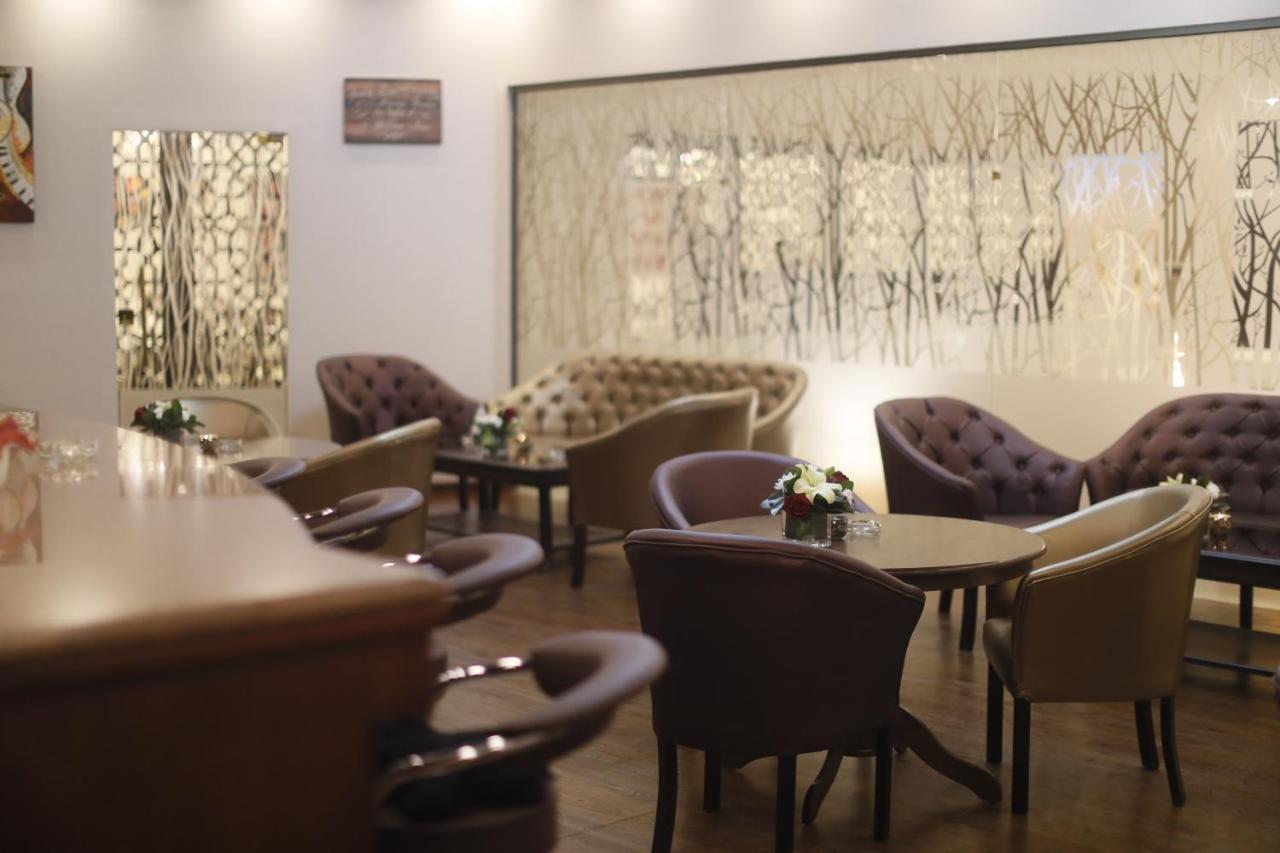 The Signature Hotel Аман Екстериор снимка