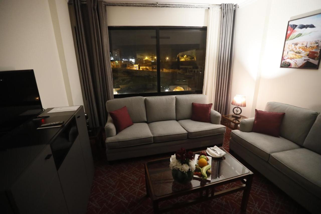 The Signature Hotel Аман Екстериор снимка