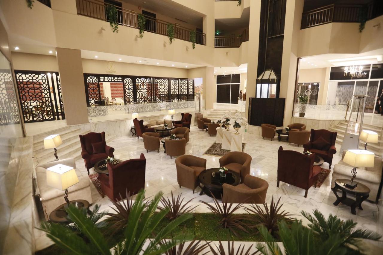 The Signature Hotel Аман Екстериор снимка