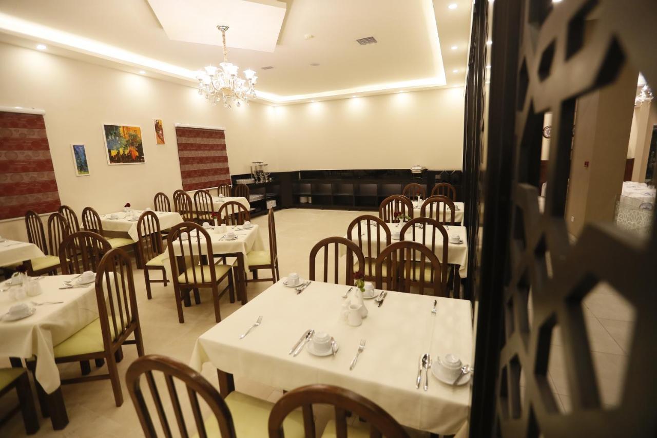 The Signature Hotel Аман Екстериор снимка