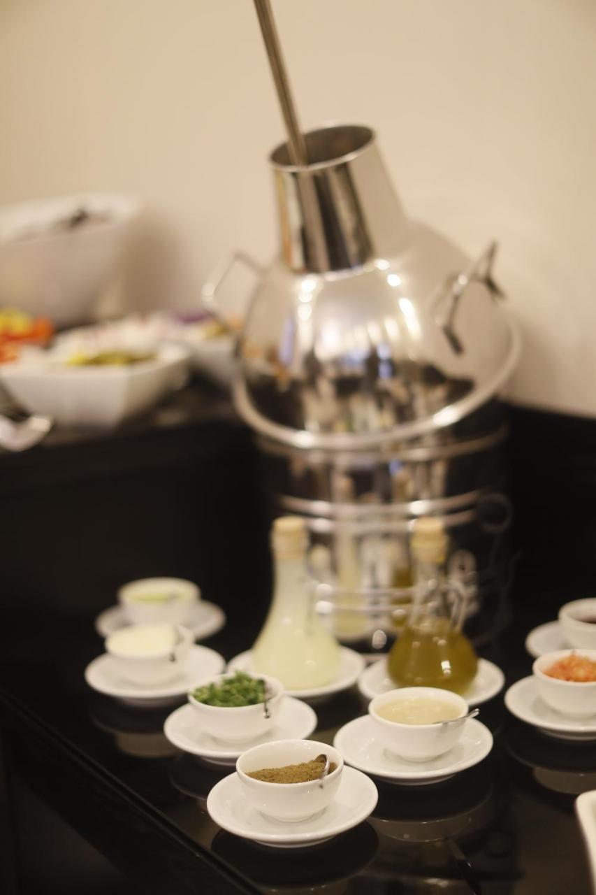 The Signature Hotel Аман Екстериор снимка