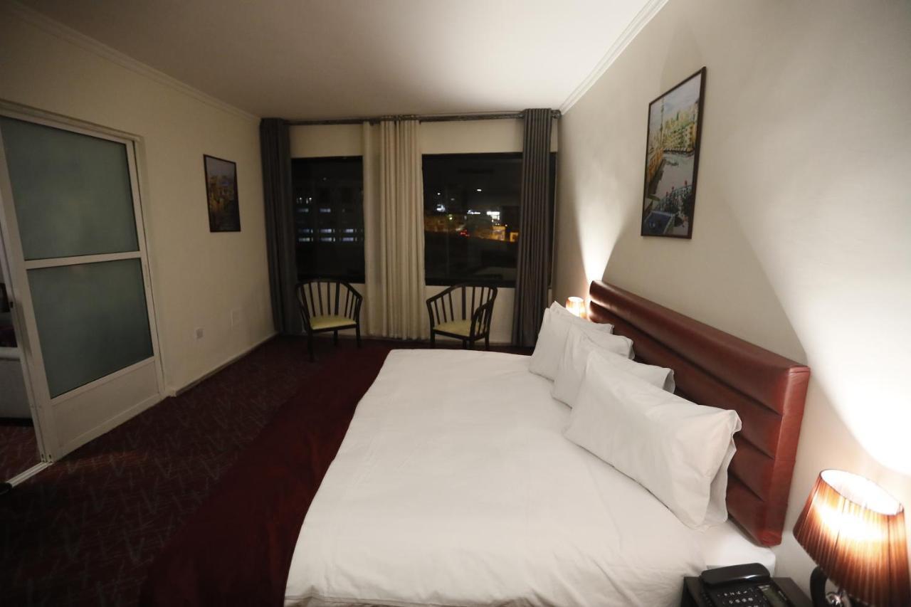 The Signature Hotel Аман Екстериор снимка