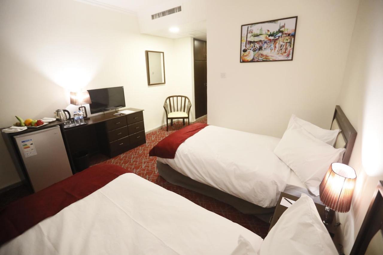 The Signature Hotel Аман Екстериор снимка
