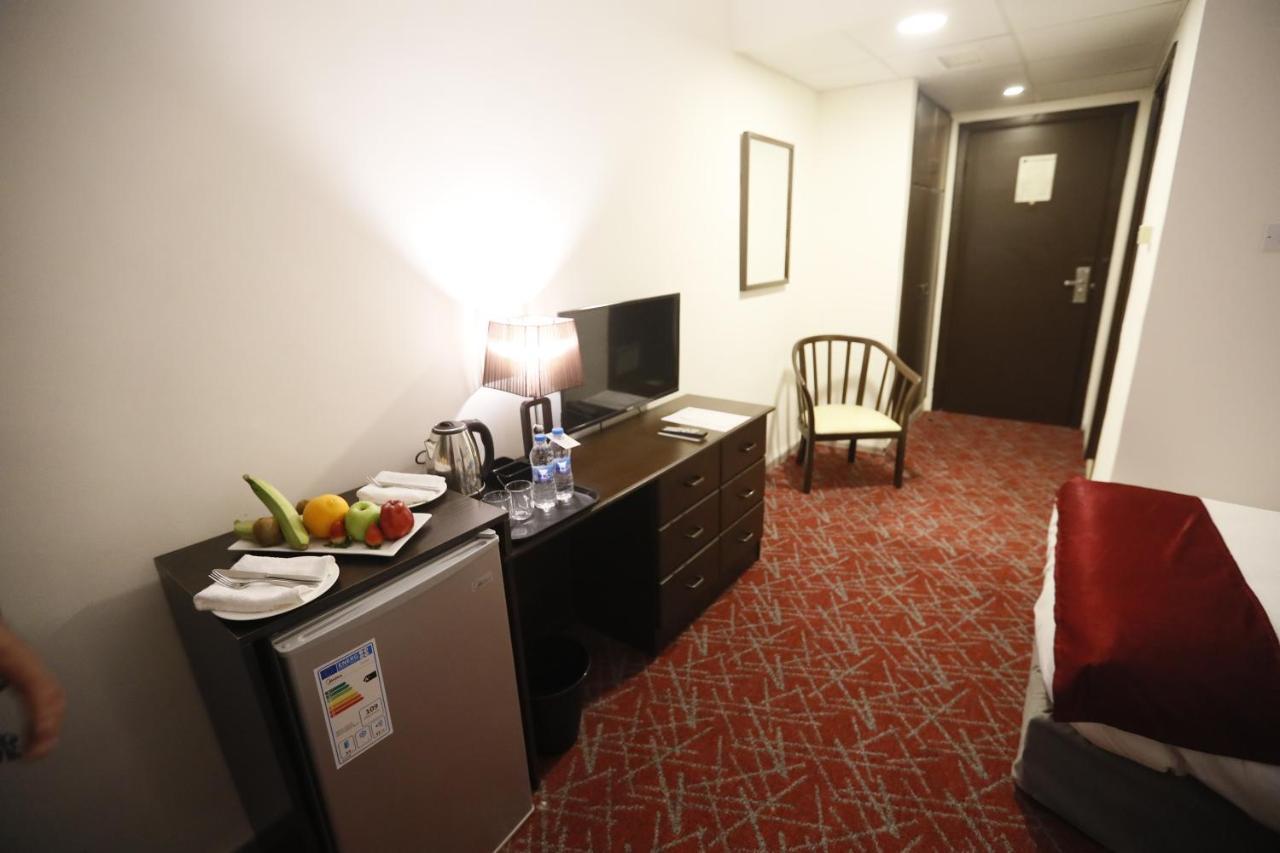 The Signature Hotel Аман Екстериор снимка
