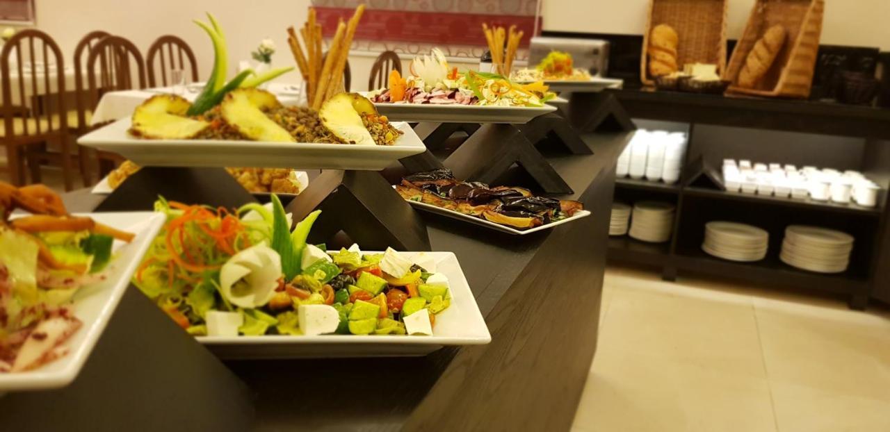 The Signature Hotel Аман Екстериор снимка