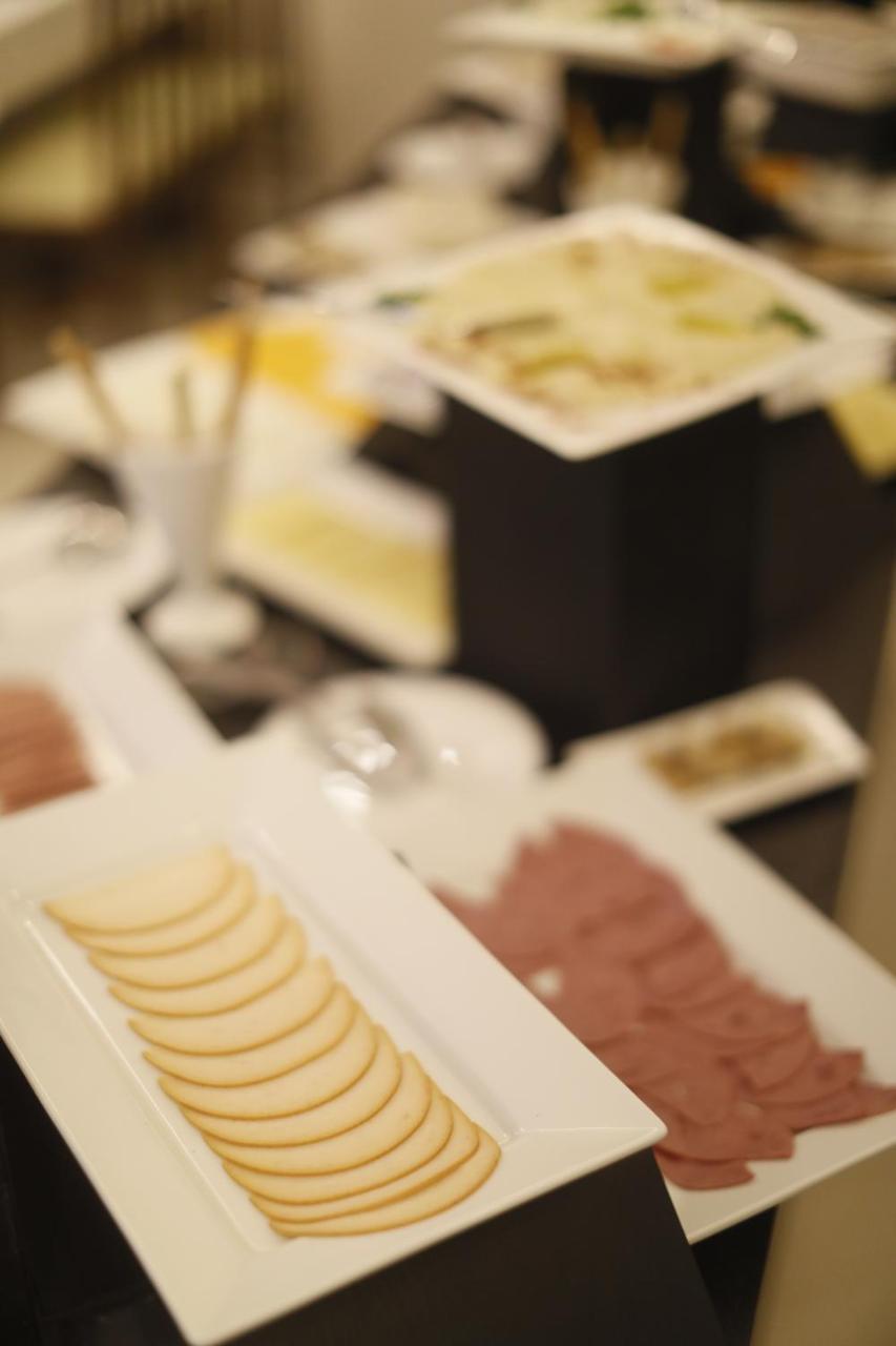 The Signature Hotel Аман Екстериор снимка