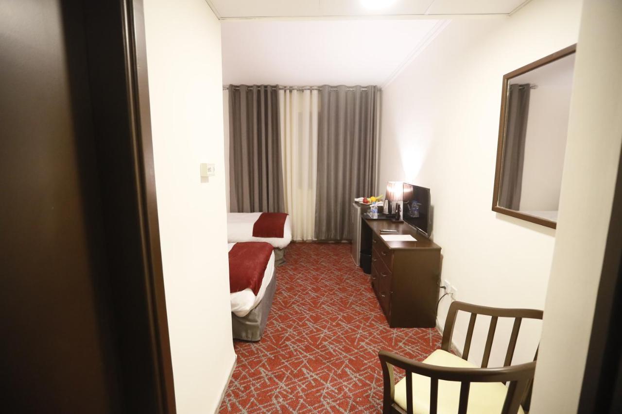The Signature Hotel Аман Екстериор снимка