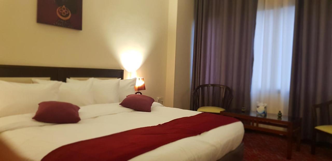 The Signature Hotel Аман Екстериор снимка