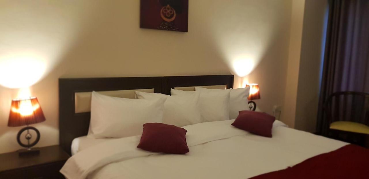 The Signature Hotel Аман Екстериор снимка