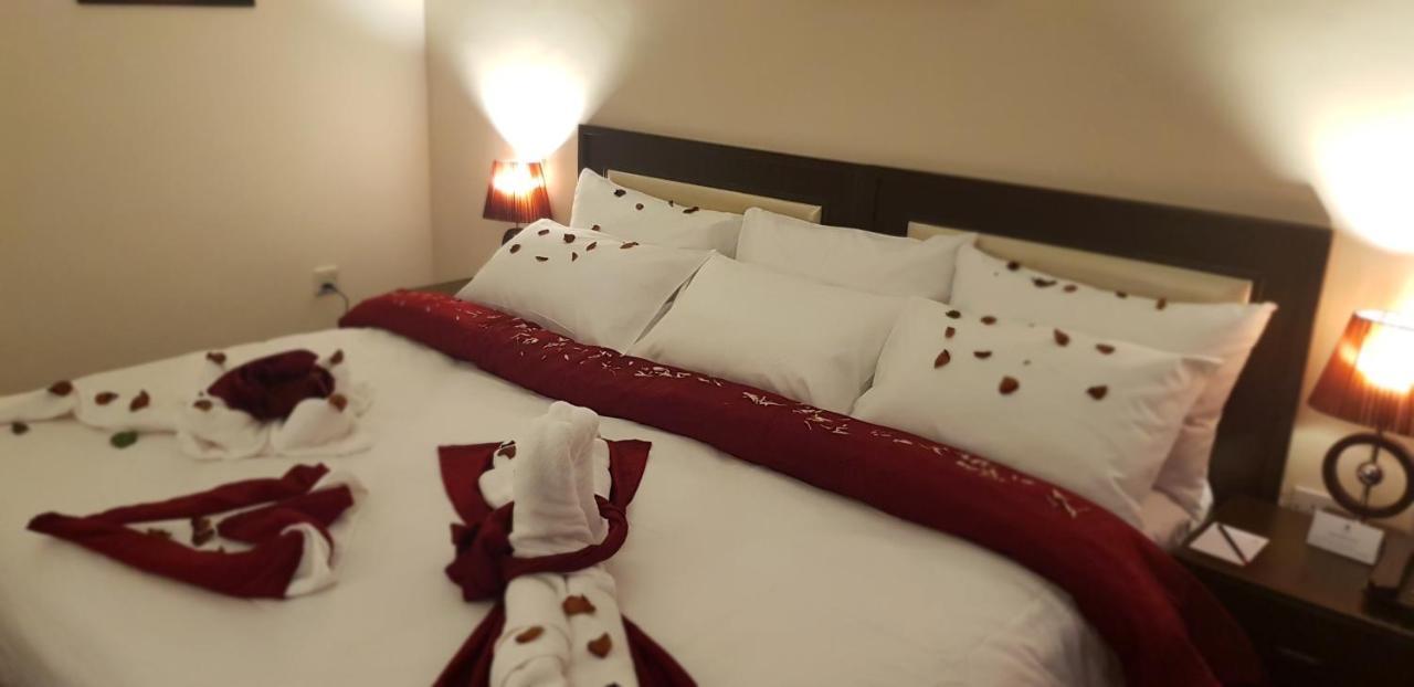 The Signature Hotel Аман Екстериор снимка