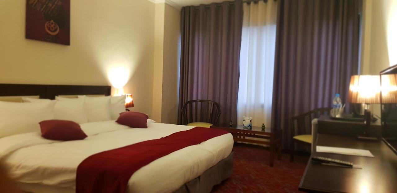 The Signature Hotel Аман Екстериор снимка